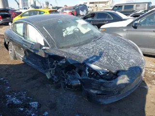 2020 Tesla Model 3 Standard Range Plus z VIN 5YJ3E1EA0LF739011, wystawiony jako IAAI lot #41379792 z przebiegiem Nie podano mil oraz . Historia ofert i sprzedaży dostępna na DreamBid. Obrazek 1.