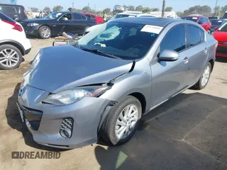 2013 Mazda 3 i Grand Touring z VIN JM1BL1WP0D1736124, wystawiony jako IAAI lot #42271018 z przebiegiem 124 478 mil mil oraz . Historia ofert i sprzedaży dostępna na DreamBid. Obrazek 2.