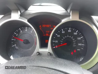 2013 Nissan Juke SV z VIN JN8AF5MR2DT223447, wystawiony jako IAAI lot #42232800 z przebiegiem 204 907 mil mil oraz . Historia ofert i sprzedaży dostępna na DreamBid. Obrazek 7.