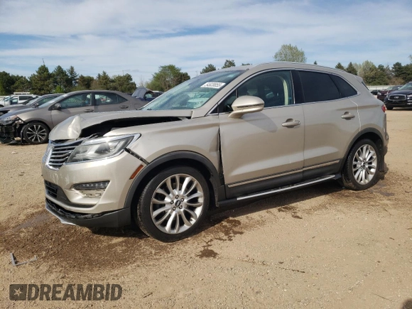 2015 Lincoln MKC z VIN 5LMCJ1A97FUJ07358, wystawiony jako Copart lot #54928855 z przebiegiem 85 844 mil mil oraz Szkody całkowita. Historia ofert i sprzedaży dostępna na DreamBid. Obrazek 1.