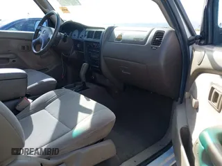 2002 Toyota Tacoma PreRunner z VIN 5TESM92N32Z883802, wystawiony jako IAAI lot #41949270 z przebiegiem 219 690 mil mil oraz . Historia ofert i sprzedaży dostępna na DreamBid. Obrazek 5.