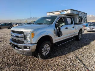 2017 Ford F-250 Lariat z VIN 1FT7W2B62HEB95401, wystawiony jako Copart lot #52383995 z przebiegiem 71 930 mil mil oraz Szkoda całkowita • Salvage title. Historia ofert i sprzedaży dostępna na DreamBid. Obrazek 1.