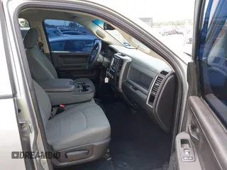 2019 Ram 1500 Tradesman z VIN 3C6RR6KG0KG705946, wystawiony jako IAAI lot #42217999 z przebiegiem 99 460 mil mil oraz . Historia ofert i sprzedaży dostępna na DreamBid. Obrazek 5.