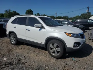 2013 Kia Sorento EX z VIN 5XYKUDA64DG319554, wystawiony jako Copart lot #62086745 z przebiegiem 166 793 mil mil oraz Czysty tytuł • Clean title. Historia ofert i sprzedaży dostępna na DreamBid. Obrazek 4.