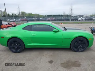 2011 Chevrolet Camaro 2LT z VIN 2G1FC1ED2B9142614, wystawiony jako IAAI lot #42043372 z przebiegiem 143 094 mil mil oraz . Historia ofert i sprzedaży dostępna na DreamBid. Obrazek 13.
