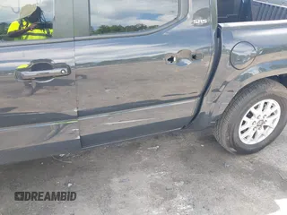 2024 Toyota Tacoma SR5 z VIN 3TYKB5FN0RT013249, wystawiony jako IAAI lot #42182507 z przebiegiem 8 373 mil mil oraz . Historia ofert i sprzedaży dostępna na DreamBid. Obrazek 6.