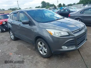 2013 Ford Escape SE z VIN 1FMCU9G95DUC01185, wystawiony jako IAAI lot #42602840 z przebiegiem 140 697 mil mil oraz . Historia ofert i sprzedaży dostępna na DreamBid. Obrazek 1.
