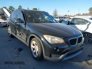 2014 BMW X1 sDrive28i z VIN WBAVM1C52EVW53086, wystawiony jako IAAI lot #41282513 z przebiegiem 105 856 mil mil oraz . Historia ofert i sprzedaży dostępna na DreamBid. Obrazek 1.