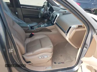 2012 Porsche Cayenne Turbo с VIN WP1AC2A29CLA80486, выставлен на аукционе IAAI как лот 42324263 с пробегом 106 588 миль миль и . История ставок и продаж доступна на DreamBid. Изображение 5.