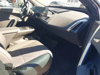 2025 BMW iX xDrive50 z VIN WB523CF05SCS12446, wystawiony jako IAAI lot #41725807 z przebiegiem 5 734 mil mil oraz . Historia ofert i sprzedaży dostępna na DreamBid. Obrazek 5.