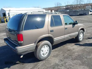 1997 GMC Jimmy SLS with VIN 1GKDT13WXV2567802, listed as a IAAI auction lot 41808103 with 118,001 mi miles. Bid and sale history available at carsss.com. Image 4.