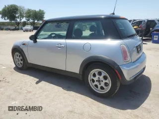 2005 MINI Hardtop z VIN WMWRC33555TJ70669, wystawiony jako Copart lot #57125935 z przebiegiem 100 228 mil mil oraz Czysty tytuł • Clean title. Historia ofert i sprzedaży dostępna na DreamBid. Obrazek 2.