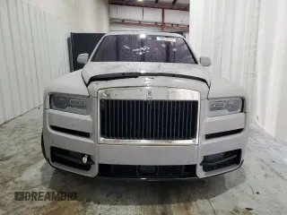 2023 Rolls-Royce Cullinan z VIN SLATV4C09PU215050, wystawiony jako Copart lot #70029324 z przebiegiem 6055 mil mil oraz Szkody całkowita. Historia ofert i sprzedaży dostępna na DreamBid. Obrazek 5.