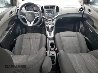 2017 Chevrolet Sonic LT z VIN 1G1JD5SH2H4130240, wystawiony jako Copart lot #56148715 z przebiegiem 140 819 mil mil oraz Czysty tytuł • Clean title. Historia ofert i sprzedaży dostępna na DreamBid. Obrazek 8.