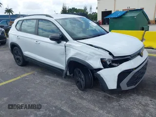 2025 Volkswagen Taos z VIN 3VV5C7B23SM005781, wystawiony jako IAAI lot #42082994 z przebiegiem 3199 mil mil oraz . Historia ofert i sprzedaży dostępna na DreamBid. Obrazek 1.