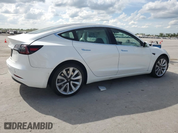 2019 Tesla Model 3 Mid Range z VIN 5YJ3E1EA5KF480188, wystawiony jako Copart lot #53817545 z przebiegiem 121 846 mil mil oraz Szkoda całkowita • Salvage title. Historia ofert i sprzedaży dostępna na DreamBid. Obrazek 3.