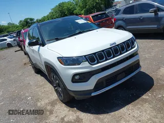 2023 Jeep Compass (RED) Edition z VIN 3C4NJDCN7PT555428, wystawiony jako IAAI lot #42309473 z przebiegiem 46 046 mil mil oraz . Historia ofert i sprzedaży dostępna na DreamBid. Obrazek 1.