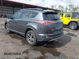 2018 Toyota RAV4 XLE z VIN JTMWFREV9JD132847, wystawiony jako IAAI lot #42108442 z przebiegiem 59 763 mil mil oraz . Historia ofert i sprzedaży dostępna na DreamBid. Obrazek 3.
