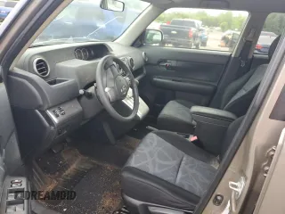 2012 Scion xB z VIN JTLZE4FE1CJ014494, wystawiony jako Copart lot #57779675 z przebiegiem 151 857 mil mil oraz Szkody całkowita. Historia ofert i sprzedaży dostępna na DreamBid. Obrazek 7.