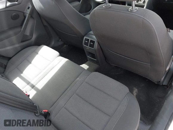 2013 Volkswagen Golf w/Conv & Sunroof z VIN WVWDB7AJ3DW137562, wystawiony jako IAAI lot #41831089 z przebiegiem 121 647 mil mil oraz . Historia ofert i sprzedaży dostępna na DreamBid. Obrazek 8.