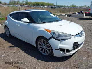 2013 Hyundai Veloster w/Gray Int z VIN KMHTC6AD1DU165476, wystawiony jako IAAI lot #42242540 z przebiegiem 201 732 mil mil oraz . Historia ofert i sprzedaży dostępna na DreamBid. Obrazek 1.