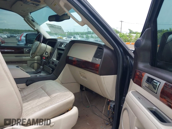 2003 Lincoln Navigator Luxury z VIN 5LMFU28R13LJ43211, wystawiony jako IAAI lot #42331844 z przebiegiem 166 139 mil mil oraz . Historia ofert i sprzedaży dostępna na DreamBid. Obrazek 5.