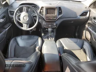 2019 Jeep Cherokee Latitude Plus z VIN 1C4PJLLB9KD176454, wystawiony jako Copart lot #59999685 z przebiegiem 148 113 mil mil oraz Szkoda całkowita • Salvage title. Historia ofert i sprzedaży dostępna na DreamBid. Obrazek 8.