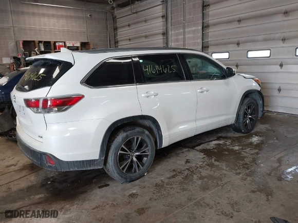 2016 Toyota Highlander XLE with VIN 5TDKKRFH7GS165054, listed as a IAAI auction lot 41614625 with 142527 miles. Bid and sale history available at carsss.com. Image 4.