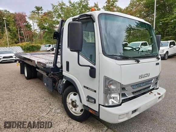 2020 Isuzu NQR IBT z VIN JALE5W169L7305035, wystawiony jako Copart lot #76352564 z przebiegiem 93 159 mil mil oraz Czysty tytuł • Clean title. Historia ofert i sprzedaży dostępna na DreamBid. Obrazek 2.