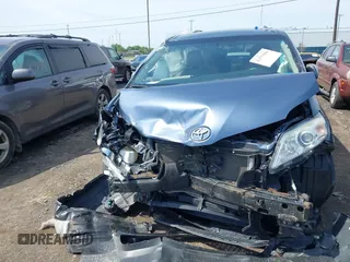 2017 Toyota Sienna XLE Auto Access Seat z VIN 5TDYZ3DC2HS864152, wystawiony jako IAAI lot #42379384 z przebiegiem 107 897 mil mil oraz . Historia ofert i sprzedaży dostępna na DreamBid. Obrazek 12.