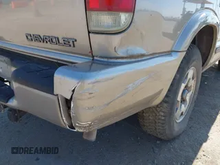 2003 Chevrolet Blazer LS z VIN 1GNDT13X63K146670, wystawiony jako IAAI lot #42200426 z przebiegiem 129 516 mil mil oraz . Historia ofert i sprzedaży dostępna na DreamBid. Obrazek 6.