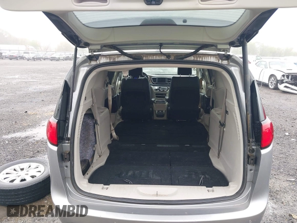 2018 Chrysler Pacifica Touring L with VIN 2C4RC1BGXJR142295, listed as a IAAI auction lot 41952592 with 135,092 mi miles and . Bid and sale history available at DreamBid. Image 8.