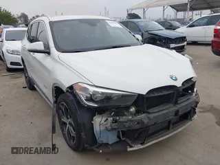 2018 BMW X1 sDrive28i z VIN WBXHU7C36J5H39406, wystawiony jako IAAI lot #42106787 z przebiegiem 73 191 mil mil oraz . Historia ofert i sprzedaży dostępna na DreamBid. Obrazek 1.