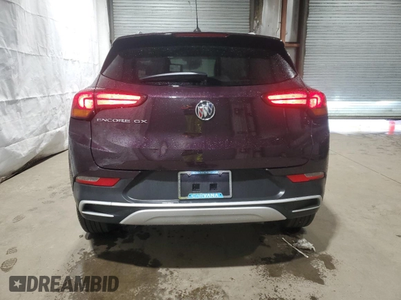 2020 Buick Encore GX Select z VIN KL4MMDSLXLB105930, wystawiony jako Copart lot #57657415 z przebiegiem 69 649 mil mil oraz Czysty tytuł • Clean title. Historia ofert i sprzedaży dostępna na DreamBid. Obrazek 6.