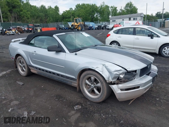 2005 Ford Mustang Deluxe z VIN 1ZVFT84N755215467, wystawiony jako IAAI lot #42452885 z przebiegiem 126 366 mil mil oraz . Historia ofert i sprzedaży dostępna na DreamBid. Obrazek 1.