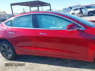 2018 Tesla Model 3 Long Range Battery z VIN 5YJ3E1EA4JF022284, wystawiony jako IAAI lot #41422203 z przebiegiem 71 521 mil mil oraz . Historia ofert i sprzedaży dostępna na DreamBid. Obrazek 12.