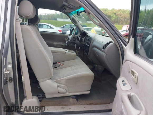 2001 Toyota Tundra SR5 with VIN 5TBRT34131S158553, listed as a IAAI auction lot 41999339 with 256,236 mi miles. Bid and sale history available at carsss.com. Image 5.