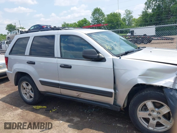 2005 Jeep Grand Cherokee Laredo z VIN 1J4GR48K35C515589, wystawiony jako IAAI lot #42452874 z przebiegiem 253 743 mil mil oraz . Historia ofert i sprzedaży dostępna na DreamBid. Obrazek 13.