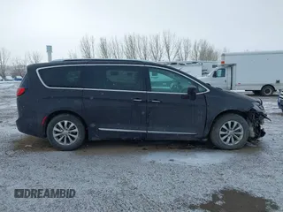 2018 Chrysler Pacifica Touring L Plus z VIN 2C4RC1EGXJR261251, wystawiony jako IAAI lot #41180745 z przebiegiem 82 548 mil mil oraz . Historia ofert i sprzedaży dostępna na DreamBid. Obrazek 13.