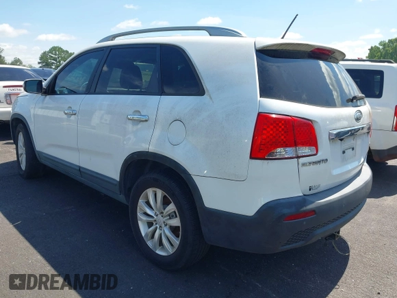 2011 Kia Sorento EX z VIN 5XYKU4A23BG041627, wystawiony jako IAAI lot #42409457 z przebiegiem Nie podano mil oraz . Historia ofert i sprzedaży dostępna na DreamBid. Obrazek 3.