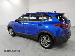 2023 Kia Seltos LX z VIN KNDEPCAA4P7462072, wystawiony jako Copart lot #46909565 z przebiegiem 54 268 mil mil oraz Tytuł czysty. Historia ofert i sprzedaży dostępna na DreamBid. Obrazek 2.