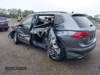 2021 Volkswagen Tiguan SE z VIN 3VV2B7AXXMM070228, wystawiony jako IAAI lot #42295644 z przebiegiem 89 576 mil mil oraz . Historia ofert i sprzedaży dostępna na DreamBid. Obrazek 3.