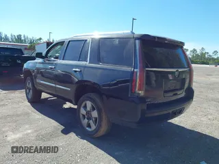 2015 Cadillac Escalade Premium z VIN 1GYS4CKJ2FR221778, wystawiony jako IAAI lot #41041208 z przebiegiem Nie podano mil oraz . Historia ofert i sprzedaży dostępna na DreamBid. Obrazek 3.