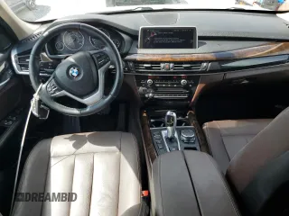 2015 BMW X5 xDrive35i z VIN 5UXKR0C58F0P03231, wystawiony jako Copart lot #60964305 z przebiegiem 71 419 mil mil oraz Szkoda całkowita • Salvage title. Historia ofert i sprzedaży dostępna na DreamBid. Obrazek 8.