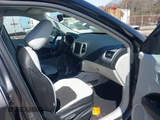 2020 Jeep Compass Latitude z VIN 3C4NJDBB3LT148966, wystawiony jako IAAI lot #41899107 z przebiegiem 35 782 mil mil oraz . Historia ofert i sprzedaży dostępna na DreamBid. Obrazek 5.