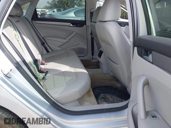 2015 Volkswagen Passat SE z VIN 1VWBV7A34FC085960, wystawiony jako IAAI lot #41464038 z przebiegiem 85 312 mil mil oraz . Historia ofert i sprzedaży dostępna na DreamBid. Obrazek 8.
