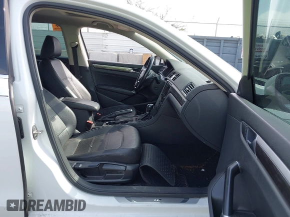 2018 Volkswagen Passat SE z VIN 1VWBA7A33JC031098, wystawiony jako IAAI lot #41915976 z przebiegiem 147 454 mil mil oraz . Historia ofert i sprzedaży dostępna na DreamBid. Obrazek 5.