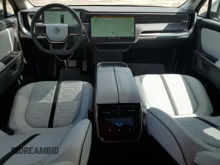 2023 Rivian R1T Adventure z VIN 7FCTGBAA5PN028668, wystawiony jako Copart lot #61126184 z przebiegiem 2337 mil mil oraz Szkody całkowita. Historia ofert i sprzedaży dostępna na DreamBid. Obrazek 8.
