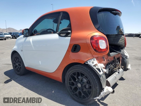 2016 Smart fortwo Passion z VIN WMEFJ5DA6GK075566, wystawiony jako Copart lot #56606935 z przebiegiem 47 733 mil mil oraz Szkody całkowita. Historia ofert i sprzedaży dostępna na DreamBid. Obrazek 2.