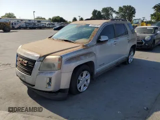 2013 GMC Terrain SLE z VIN 2GKFLTEK8D6202387, wystawiony jako Copart lot #59306735 z przebiegiem 153 358 mil mil oraz Czysty tytuł • Clean title. Historia ofert i sprzedaży dostępna na DreamBid. Obrazek 1.